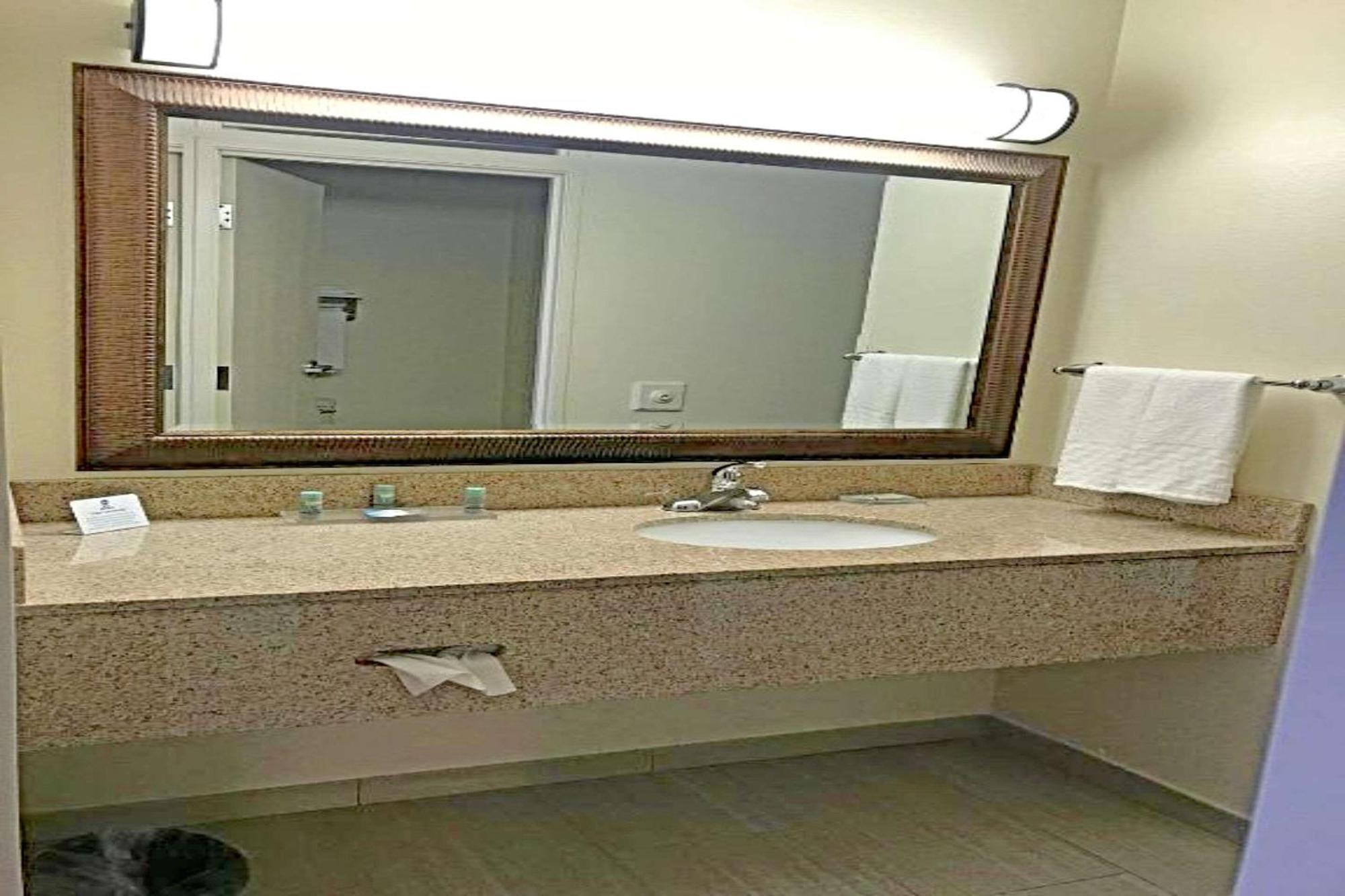 Rodeway Inn & Suites O'Fallon Exterior foto